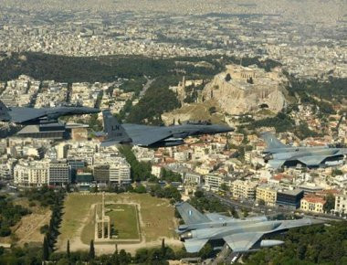 Με «τουριστική πτήση» πέντε μαχητικών πάνω από την Ακρόπολη ολοκληρώνεται η άσκηση «Ηνίοχος 2017»